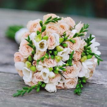 Свадебный букет невесты из кустовых роз и фрезий